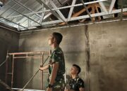 Melamir Dinding dan Pasang Plafon, Rehab Rumah Bapak Kario Terus Digenjot Satgas TMMD