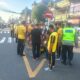 Kapolsek Kediri dan Camat Pimpin Kerja Bakti Pemasangan Bendera Merah Putih di Patung Wisnu Murti