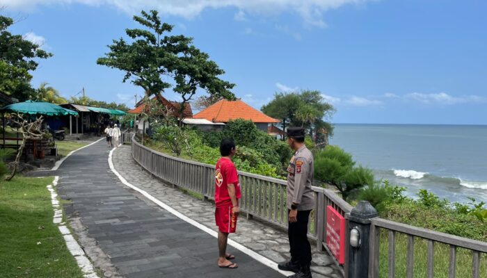 Personil Polsubsektor Tanah Lot Melaksanakan Patroli Dan Penjagaan di DTW Tanah Lot