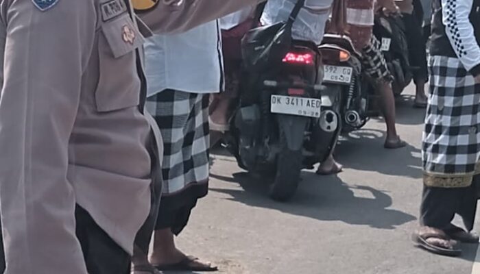 Bhabinkamtibmas Desa Apuan Bersama Pecalang Amankan Manis Piodalan di Pura Kahyangan Jagat Luhur Natar Sari
