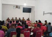 Bhabinkamtibmas Desa Mundeh Kauh Hadiri Rapat Koordinasi Pembahasan Perayaan HUT RI Ke-81 di Kantor Desa