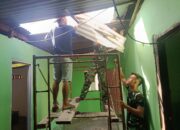 Hari Ke-21 TMMD Ke-129, Satgas Kodim 0418/Palembang Kebut Pemasangan Atap Fiber Rumah Bapak Karyo
