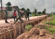 Pemasangan Cerucuk Gelam Perkuat Konstruksi Jalan Sasaran TMMD Ke-129