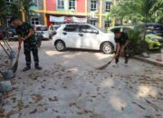 Sertu Dimas Pimpin Personel Satgas TMMD Bersihkan Poskotis