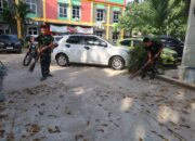 Satgas TMMD Ke-129 Bersihkan Poskotis, Wujud Disiplin dan Kepedulian terhadap Lingkungan