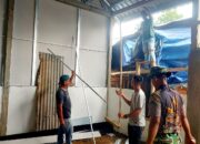 Pemasangan Rangka Partisi Bangunan Dikerjakan Bersama, Kebersamaan Jadi Kunci Keberhasilan TMMD