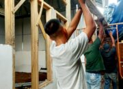 Gotong Royong Pasang Lisplang Mushola, Bukti Kebersamaan Satgas TMMD dan Warga