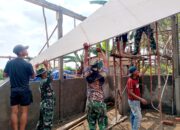 Angkat Material Bersama, Satgas TMMD dan Warga Perlihatkan Semangat Gotong Royong