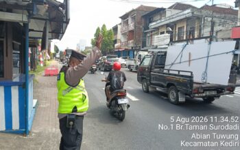 Atasi Kemacetan dan Laka, Polsek Kediri Gelar Personil Untuk Laksanakan Strong Point Siang