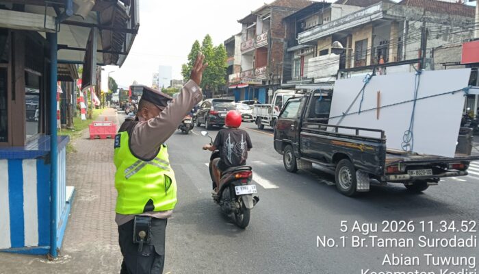 Atasi Kemacetan dan Laka, Polsek Kediri Gelar Personil Untuk Laksanakan Strong Point Siang