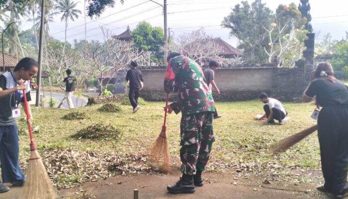 Jelang HUT Ke-81 RI, Babinsa Kesiut Pimpin Karya Bakti Libatkan Mahasiswa Universitas Udayana 
