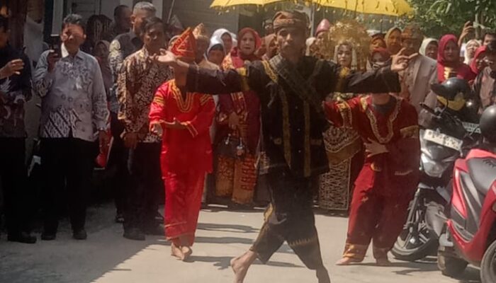 Resepsi Pernikahan Adat Minangkabau di Palembang Meriah, Warga Antusias Saksikan Tradisi di Tanah Rantau