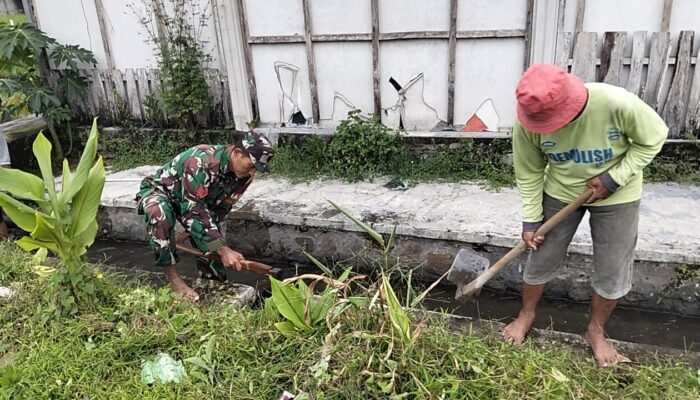Perlancar Pasokan Air Sawah, Kopka Slamet Prasetiyo Bersama Poktan Rukun Makmur 1 Bersihkan Parit Irigasi