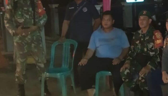 Babinsa Koramil 430-02/Sungsang Bersama Warga Perkuat Kamtibmas Lewat Siskamling di Muara Telang