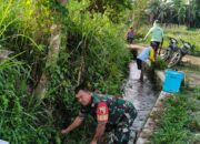 Dukung Ketahanan Pangan, Serda Nurhatib Dampingi Poktan Margo Rukun III Bersihkan Irigasi Sawah