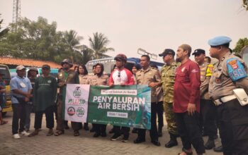 Atasi Kekeringan, Polsek Carenang Salurkan 10 Mobil Tangki Air Bersih ke Carenang dan Binuang