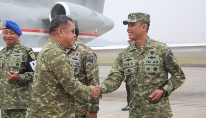 DANDIM 0418/PALEMBANG HADIRI PENYAMBUTAN KASAD JENDRAL TNI MARULI SIMANJUNTAK,M.Sc DI BANDARA SMB II Palembang