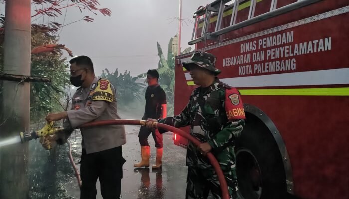 Babinsa Bukit Baru Bantu Padamkan Kebakaran Lahan di Tengah Kemarau Panjang