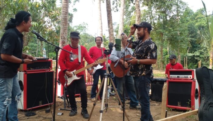 Di Bawah Rindangnya Pohon Kelapa, Kamani Band Hadirkan Pentas Akbar yang Merangkul Semua Generasi