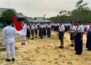 Kobarkan Semangat Nasionalisme di Perbatasan, Pos Jajaran SSK III Satgas Yonarmed 13/Nanggala Gelar Upacara Kemerdekaan Bersama Siswa