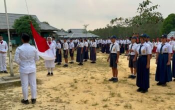 Kobarkan Semangat Nasionalisme di Perbatasan, Pos Jajaran SSK III Satgas Yonarmed 13/Nanggala Gelar Upacara Kemerdekaan Bersama Siswa