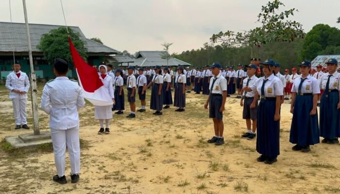 Kobarkan Semangat Nasionalisme di Perbatasan, Pos Jajaran SSK III Satgas Yonarmed 13/Nanggala Gelar Upacara Kemerdekaan Bersama Siswa