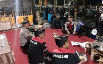 Tiga Pilar Kawal Tradisi dan Jaga Keamanan, Bhabinkamtibmas Bersinergi Amankan Pementasan Calonarang