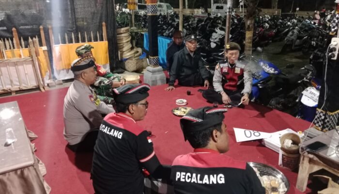 Tiga Pilar Kawal Tradisi dan Jaga Keamanan, Bhabinkamtibmas Bersinergi Amankan Pementasan Calonarang