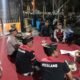 Tiga Pilar Kawal Tradisi dan Jaga Keamanan, Bhabinkamtibmas Bersinergi Amankan Pementasan Calonarang