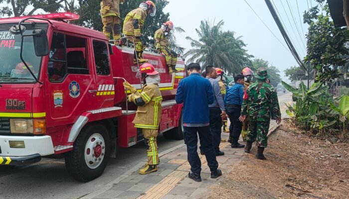 Tim Satgas Penyuluh Karhutla Tinjau Lokasi Kebakaran Lahan di Kertapati, Minta Titik Asap Kembali Disiram
