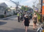 Arus Lalin di Simpang Short Cut Canggu Tibubeneng Lancar, Personel Polsek Kuta Utara Siaga Atur Lalin