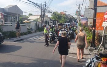 Arus Lalin di Simpang Short Cut Canggu Tibubeneng Lancar, Personel Polsek Kuta Utara Siaga Atur Lalin
