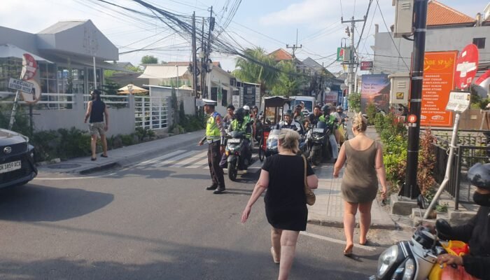 Arus Lalin di Simpang Short Cut Canggu Tibubeneng Lancar, Personel Polsek Kuta Utara Siaga Atur Lalin