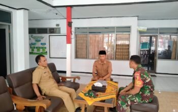 Tingkatkan Kondusifitas Wilayah, Babinsa Ngadirejo Gelar Komsos Bersama Aparat Kelurahan