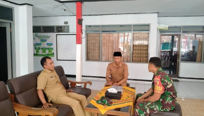 Tingkatkan Kondusifitas Wilayah, Babinsa Ngadirejo Gelar Komsos Bersama Aparat Kelurahan