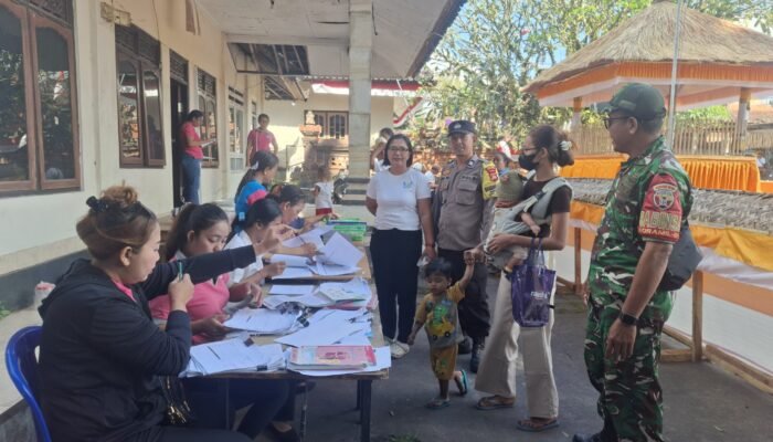 Bhabinkamtibmas Polsek Gianyar Pantau Posyandu Siklus Hidup di Banjar Sidan Kelod
