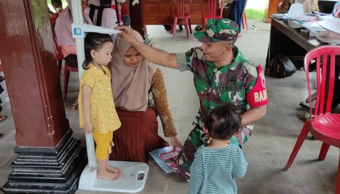Cegah Stunting Sejak Dini, Babinsa Koramil 0808/03 Kanigoro Turun Tangan Dampingi Kegiatan Posyandu Di Desa Bangle