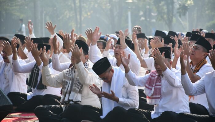 Perkuat Ikhtiar Spiritual Hadapi Kemarau, Kakanwil Kemenag Sumsel Ikuti Salat Istisqa Bersama Gubernur di Griya Agung