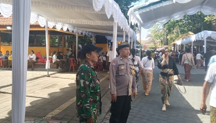 Bhabinkamtibmas Se-Desa Adat Kesiman Bersama Babinsa dan Pecalang Kawal Puncak Ngaben Massal