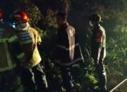 Babinsa Talang Betutu Bantu Padamkan Kebakaran Lahan di Purnama Regency di Kelurahan Talang Betutu