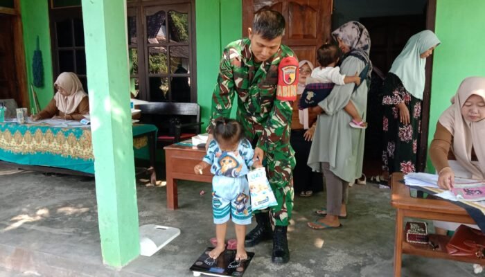 Tingkatkan Kesehatan Anak dan Cegah Stunting, Babinsa Koramil 0808/22 Wonodadi Dampingi Posyandu ILP Di Desa Kebon Agung