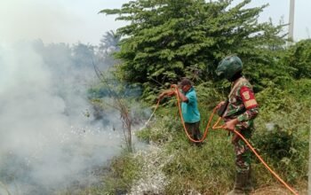 Babinsa Pulokerto Gerak Cepat Padamkan Kebakaran Lahan dengan Motor Trail Modifikasi