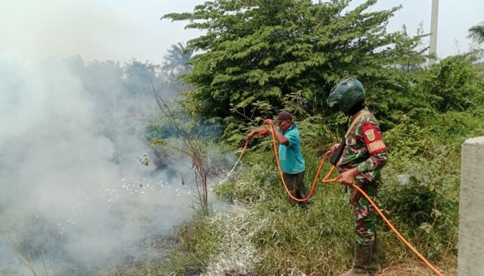 Babinsa Pulokerto Gerak Cepat Padamkan Kebakaran Lahan dengan Motor Trail Modifikasi
