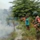 Babinsa Pulokerto Gerak Cepat Padamkan Kebakaran Lahan dengan Motor Trail Modifikasi