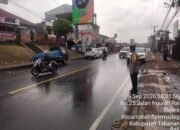 Strong Point Siang Polsek Selemadeg Sigap Amankan Jalur Nasional Saat Gerimis
