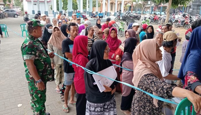 Sinergi TNI Dan Dinsos, Warga Kelurahan Bence Terima Bantuan Beras Alokasi Tiga Bulan