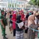 Sinergi TNI Dan Dinsos, Warga Kelurahan Bence Terima Bantuan Beras Alokasi Tiga Bulan