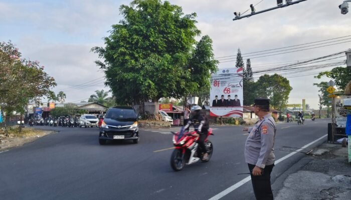 Pastikan Lalu Lintas Pagi Tetap Lancar, Kapolsek Mengwi Pantau Simpang Clandys