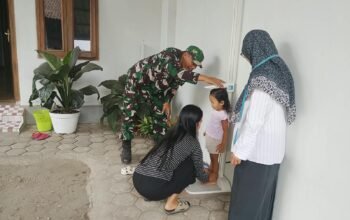 Dukung Pencegahan Stunting Sejak Dini, Babinsa Koramil Garum Mendampingi Kegiatan Posyandu