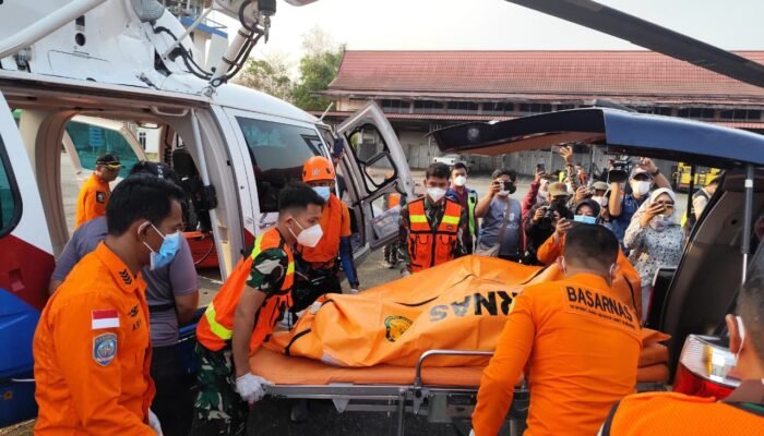 30 MIL LAUT DARI DARAT, HELIKOPTER POLRI EVAKUASI JENAZAH KORBAN KM VIRGO TRANSPORT 8